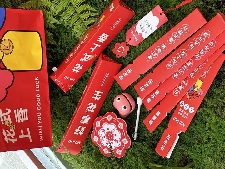 名创优品邀你在寺庙前「上香」