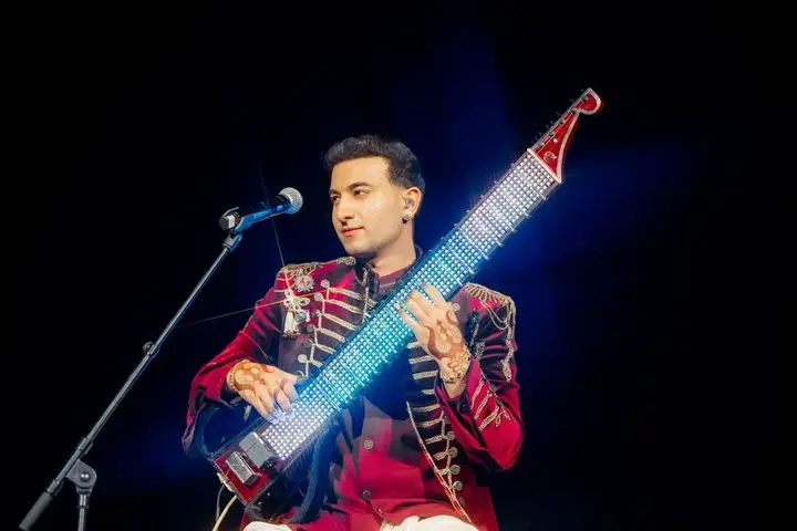 Rishab Rikhiram Sharma Performs for 20,000+ in Mumbai’s Biggest Classical Concert, Produced by Team Innovation