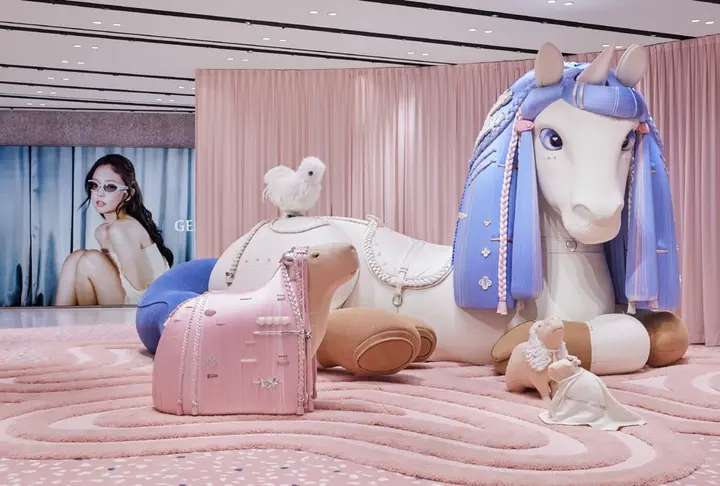 GENTLE MONSTER 与 Jennie 在线下构建幻想世界