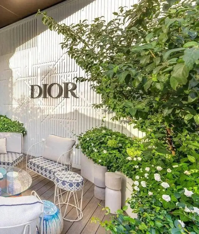 DIOR 官宣国内首家咖啡店