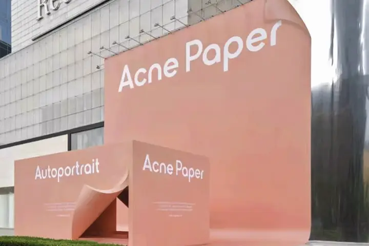Acne 在多地限时开启「粉色图书馆」