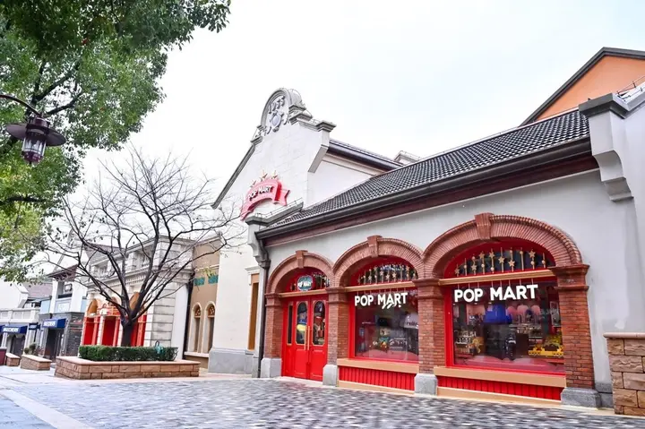 泡泡玛特在迪士尼小镇打造童话剧场