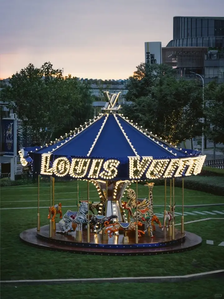 LV 用旋转木马点亮节日季