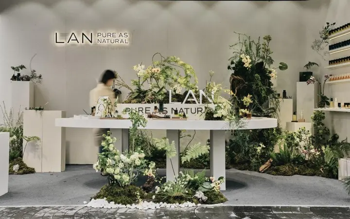 LAN 兰快闪解码纯净护肤新范式