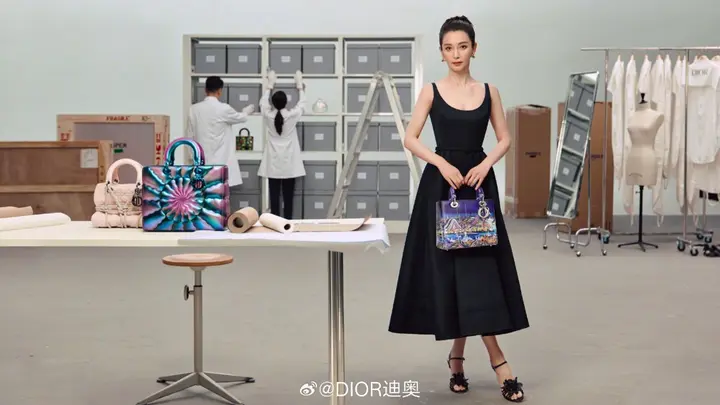 DIOR 用展览讲述传奇手袋与艺术家的十年
