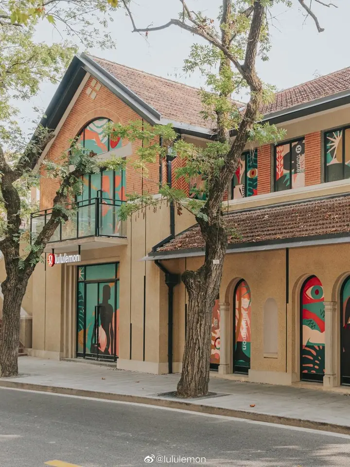 lululemon 大陆首个独栋沿街门店开业
