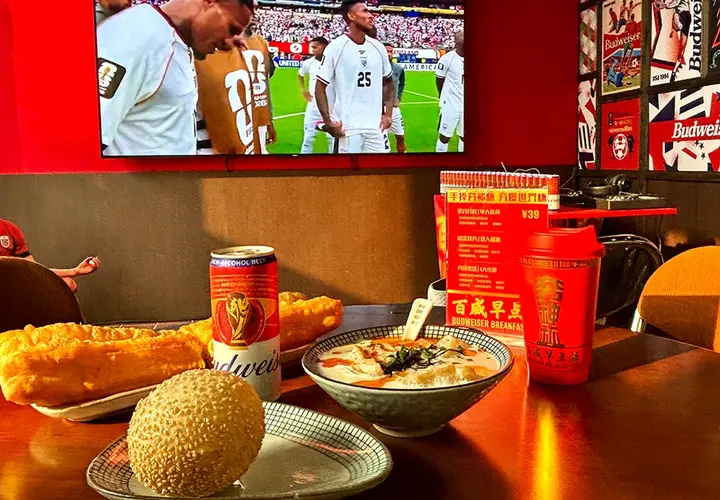 「百威早餐铺」邀你早起看球啦！