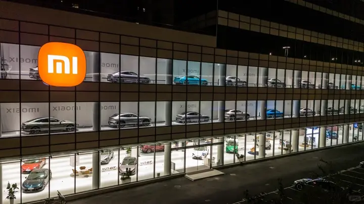 小米把汽车展厅改造成巨型「手办盒」！