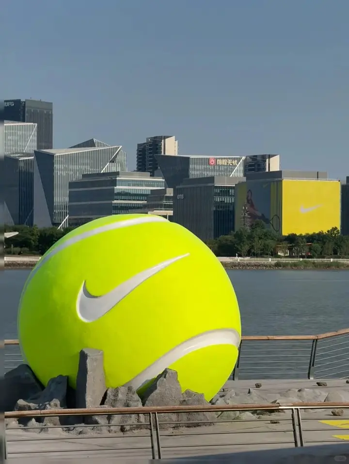 NIKE 把网球打到西岸