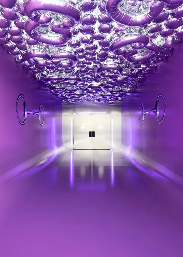 Gucci 为 70 岁的马衔扣乐福鞋办了个展