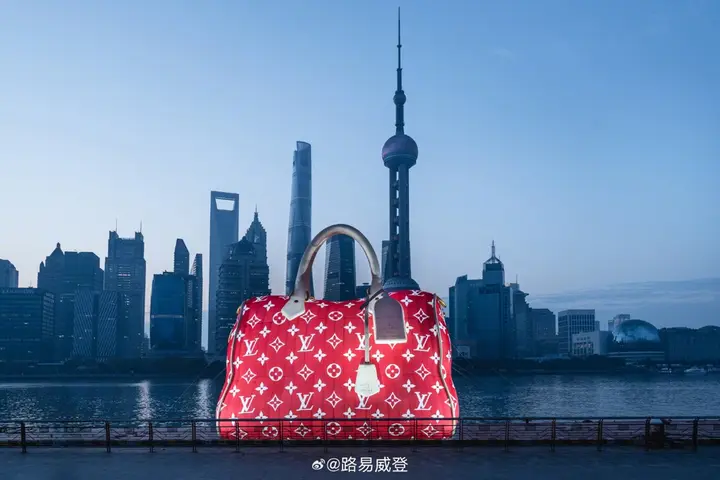 LV 巨型「显眼包」空降上海、成都