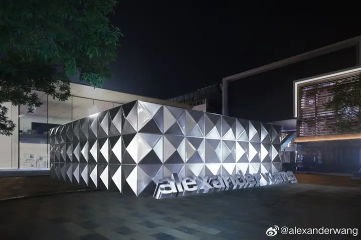 alexanderwang 首次时装回顾展闪耀北京